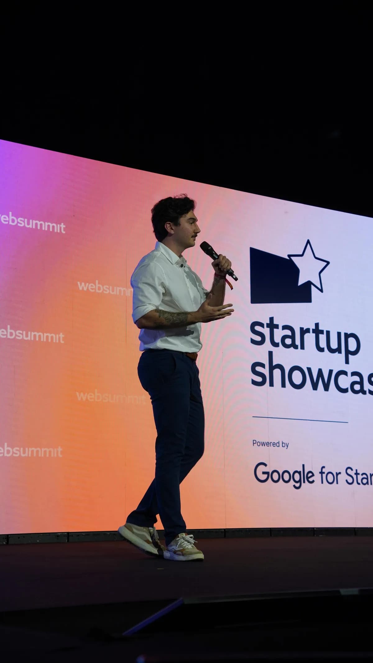 Antônio Marberger apresentando no palco do Web Summit